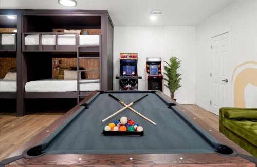 Glendale House | Lazy River Luxe 6 BR Sleeps 16 Pickleball Hot Tub