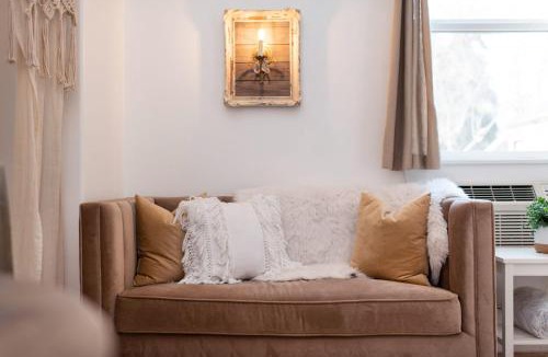 North Spokane House | Le Petit Guesthouse -King Bed Walk to Whitworth