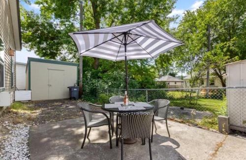 North Spokane House | Le Petit Guesthouse -King Bed Walk to Whitworth