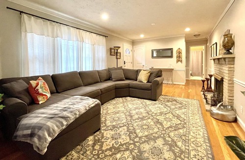 Lexington House | Lexington Boho Chic- 3BED 2BATH NEW LISTING Prime location!