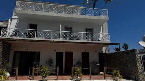 Tingaki Hotel | Li Mango