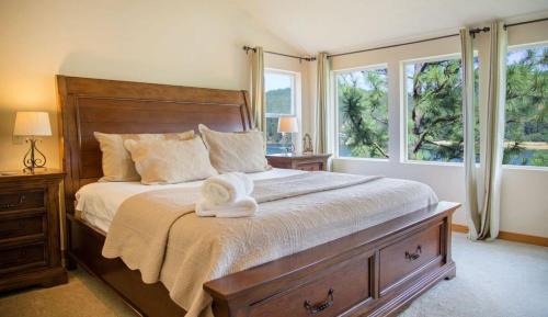 Liberty Lake House | Liberty Lodge - Waterfront Home with Beds for 20