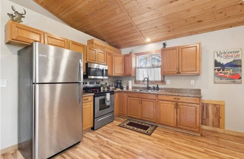 Kalispell Cabin | Life`s A Bear Retreat! COUPLES HOT TUB! & KING SIZE BED!