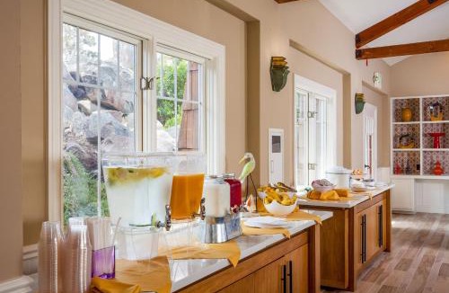 Pacific Grove Hotel | Lighthouse Lodge & Cottages