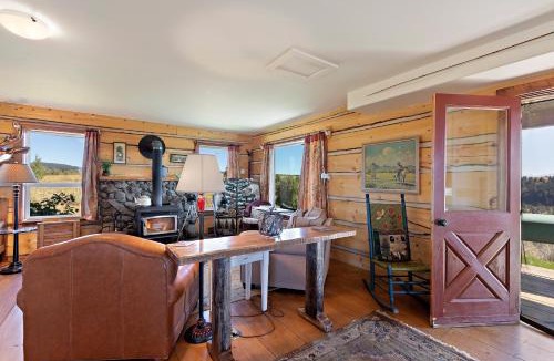 Ashton House | Lindas Perch by KABINO On Bank of Henrys Fork Mtn Views Fishing 6 acres Snake River WIFI