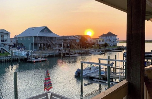 Topsail Beach Cottage | Lindsay - 5 BR, 3 bath, Canal Front, Pet Friendly in Topsail Beach