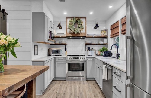 Twin Oaks Cottage | Little Cottage by the Sea | Hot Tub & Walk to Beach