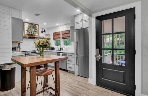 Twin Oaks Cottage | Little Cottage by the Sea | Hot Tub & Walk to Beach