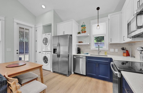 Wilmington Cottage | Little Palm ~ Cozy Cottage, Close to Everything Wilmington has to Offer!
