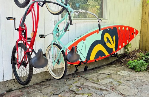 Fort Grounds House | Location! Couples Getaway, Gals with Pals, Fine Linens, Beach, Bikes, Paddle B