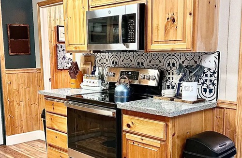 West Village Cabin | LOCATION, LOCATION, LOCATION! Charming West Village Cabin In Town- 2 Miles/Lake.