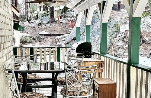 West Village Cabin | LOCATION, LOCATION, LOCATION! Charming West Village Cabin In Town- 2 Miles/Lake.
