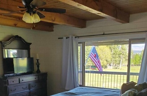 Stevensville House | Log cabin nestled at the base of the Bitterroots