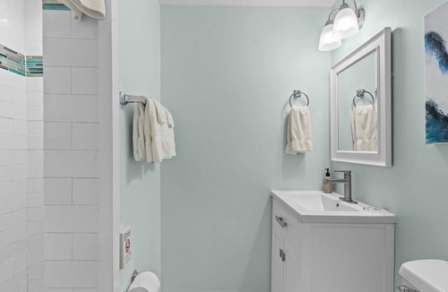 Surf City Hotel | Loggerhead Inn & Suites - King Room in hotel in Surf City, North Carolina