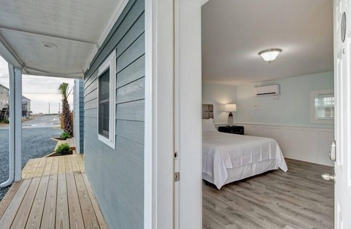 Surf City Hotel | Loggerhead Inn & Suites - King Room in hotel in Surf City, North Carolina