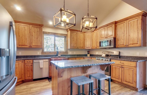 Mammoth Creek Cabin | 'Longview Lodge' w/Furnished Deck & Fire Pit!