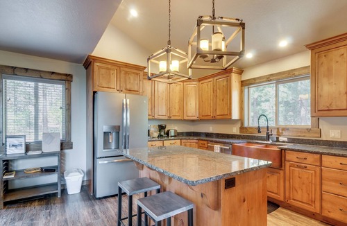 Mammoth Creek Cabin | 'Longview Lodge' w/Furnished Deck & Fire Pit!