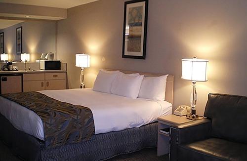 Nampa Hotel | Look No Further! On-site Restaurant and Bar, Near Roaring Springs Water Park!