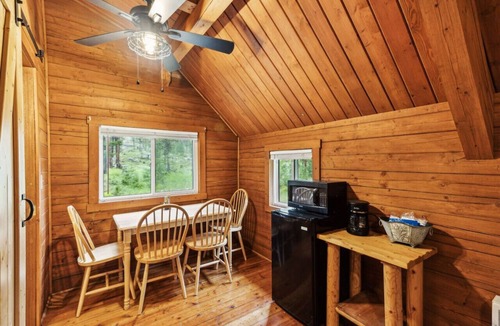 Grantsdale Cabin | Lost Horse Lodge - Double Queen Cabin #16 - PetsOK