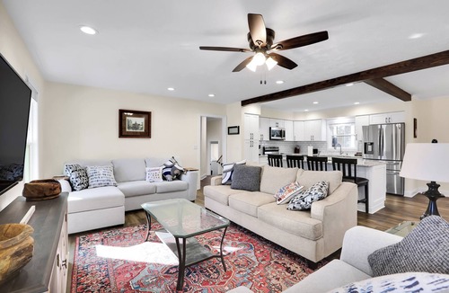 Wrightsboro House | Louisiana Charm, 4 bedroom, 5m to ILM, Private Yard & Fire Pit