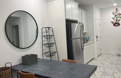 Henderson House | Lovely 1B1B Suite in brilliant Henderson