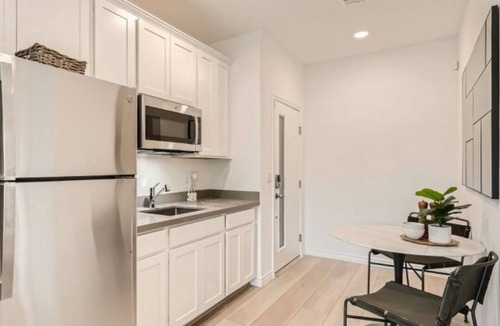 Henderson House | Lovely 1B1B Suite in brilliant Henderson