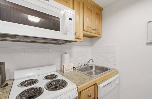 West Beach Village House | Lovely condo with free WiFi & shared tennis courts - close to golf & beaches