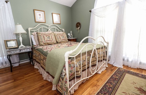 Loretto Bed & Breakfast | Lovely home on the Kentucky Bourbon Trail, 3 miles from Maker's Mark Distillery