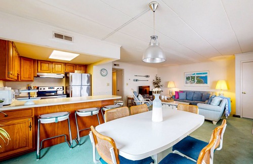 Midtown Ocean City Condo | Lovely Oceanside Vacation Suite w/Private Washer/Dryer, Free WiFi, & Balcony