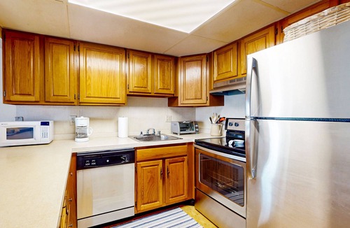 Midtown Ocean City Condo | Lovely Oceanside Vacation Suite w/Private Washer/Dryer, Free WiFi, & Balcony