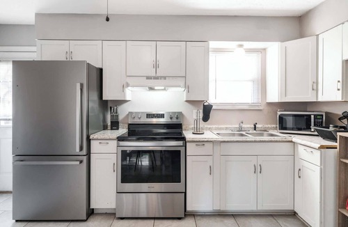 Buechel Condo | Lovely Town Home with Free Parking | Pet Friendly