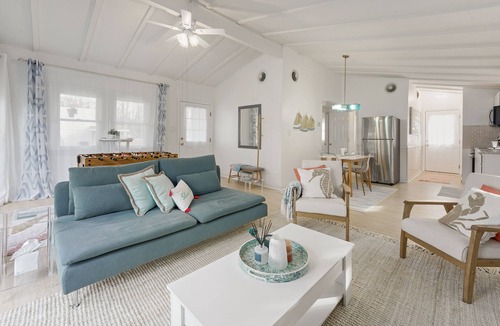 Colonial Beach House | Lovers' Lake View Oasis . Hot Tub, Wineries, Beach
