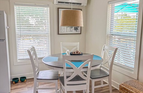 Morehead City Condo | Low Tide Loft | Private Loft Above Beaufort`s Best Cafe · Dog Friendly