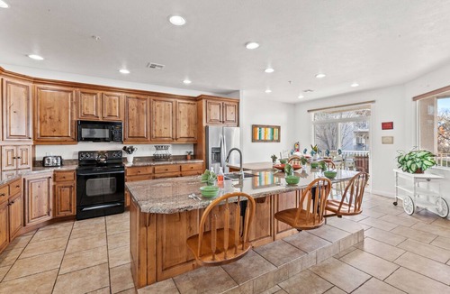 St. George Condo | LP 1806, 3 BD with an Indoor Fireplace, Old School Arcade Machine, and Resort Access