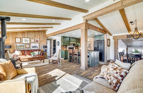 Blue House | 'Luna Ranchhouse' Nestled Among the Pines!