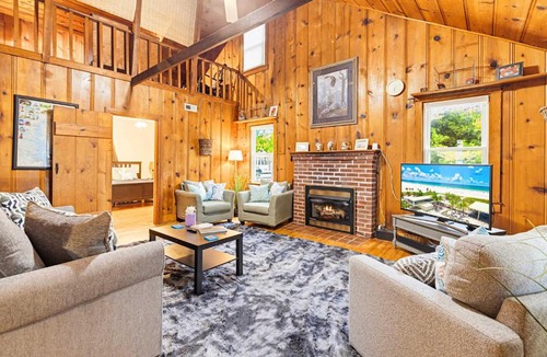 Lusby House | Lusby Beach House -3 BD 2 BA Steps to the Sand