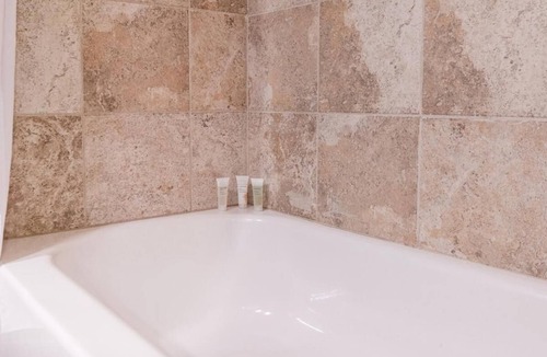 Rancho Santa Fe Hotel | Lush Golf Greens, Spa Indulgence & Pool l 2 Rooms