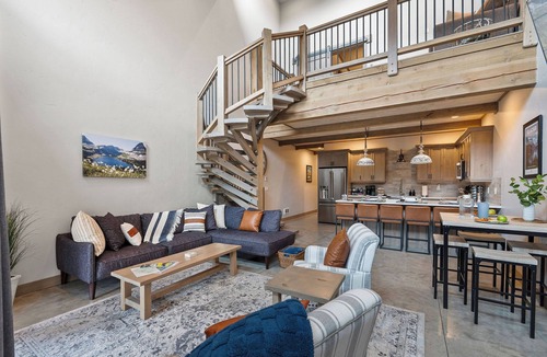 Coram Condo | Lux GNP Retreat with Hot Tub and Game Room