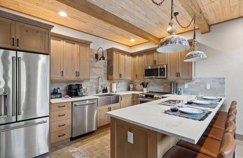 Coram Condo | Lux GNP Retreat with Hot Tub and Game Room