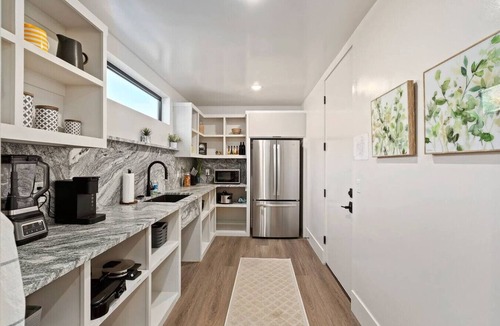 Hurricane Apartment | Lux Sports Getaway ~ Pickleball ~ Pool/Spa ~ Golf
