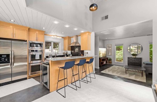 Geyserville House | Lux Wine Country Oasis with Hot Tub - Wine Tastings Included