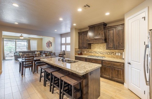 St. George Villa | Luxe 5BR Sleeps 18 w/4 King Beds - Walk to Pool