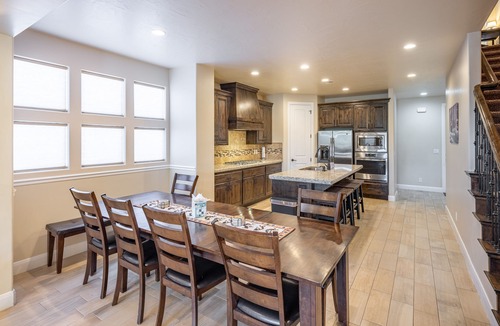 St. George Villa | Luxe 5BR Sleeps 18 w/4 King Beds - Walk to Pool