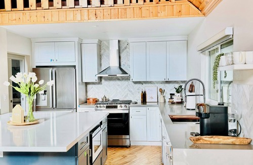 Pinetop-Lakeside Cabin | Luxe Lake View Cabin w/private lake-Forest Backyard-Near Woodland Lake Park