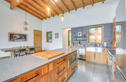 Priest River House | Luxe Mtn-View Escape 5 Mi to Dtwn Priest River!