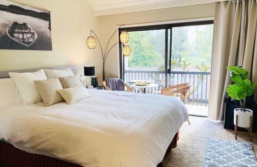 Napa House | Luxe Napa Escape King Bed Near Top Wineries