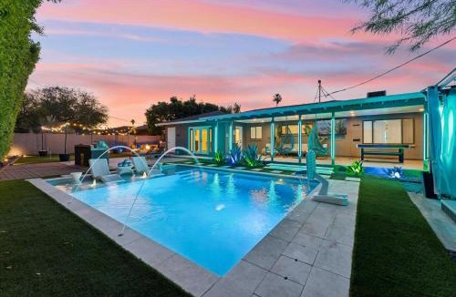 Village Grove House | Luxe Retreat