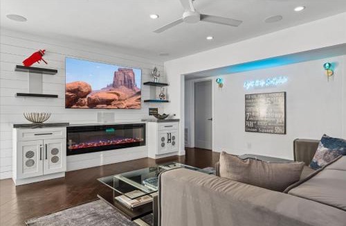 Village Grove House | Luxe Retreat