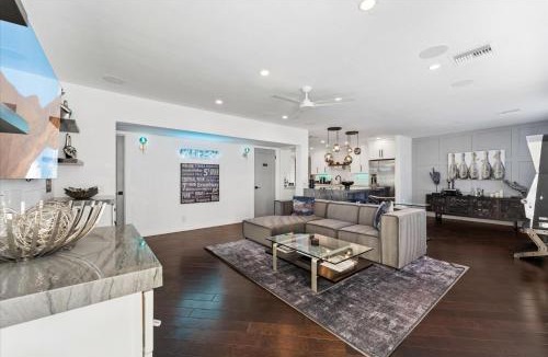 Village Grove House | Luxe Retreat