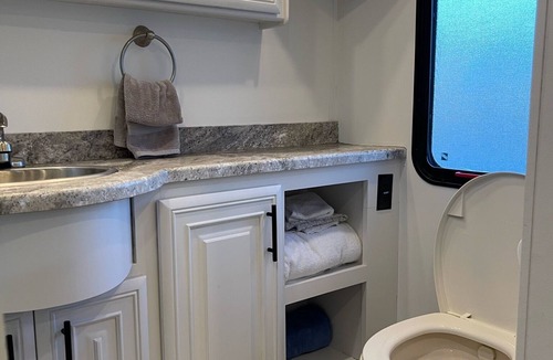 Lexington House | Luxurious 5BD 2BA Class A RV @ KHP Thor Experience